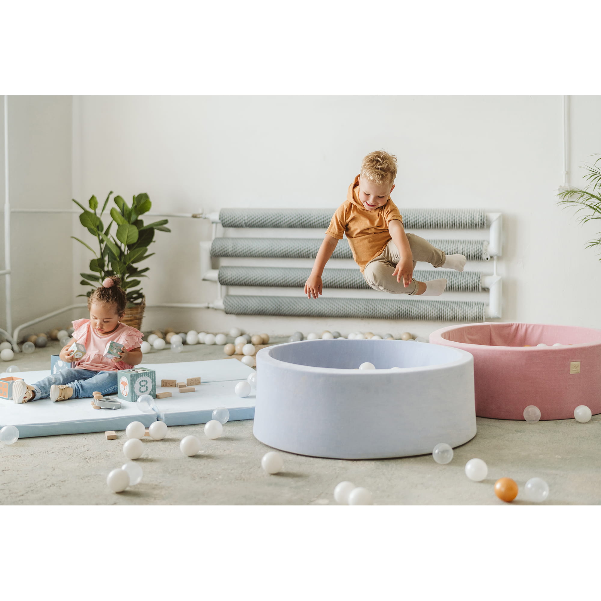 suchy basen z piłeczkami